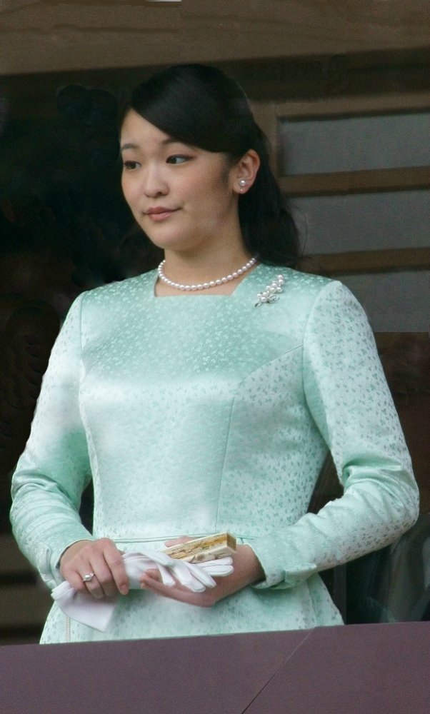 Princess_Mako_and_Princess_Kako_at_the_Tokyo_Imperial_Palace_(cropped).jpg